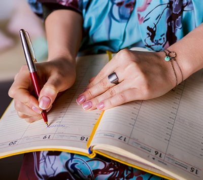 Organizacin de eventos Bogot, mujer planificando con el calendario