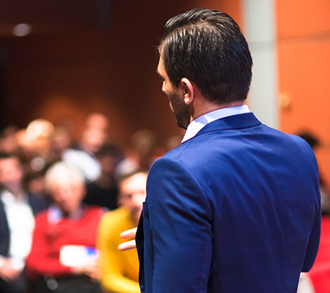 Organizacin de eventos Bogot, hombre dando conferencia